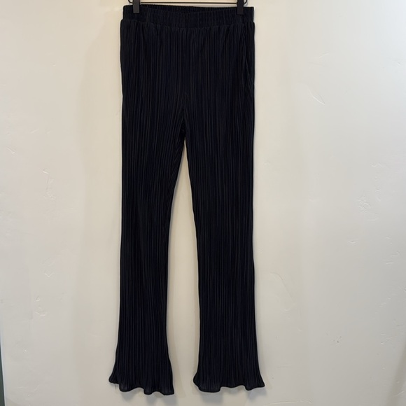 Dressed in LALA Black Wide Leg plisse pant - Picture 4 of 8
